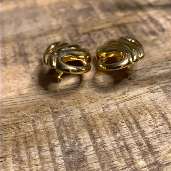 Vintage 80’s  Monet bold gold pierced earrings - Picture 5 of 5